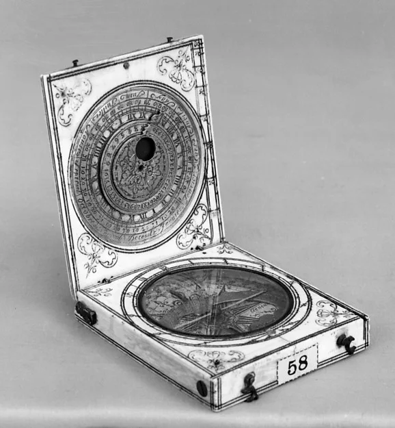 Portable diptych sundial — تصویر رکورد موزهٔ متروپولیتن (دسترسی آزاد)