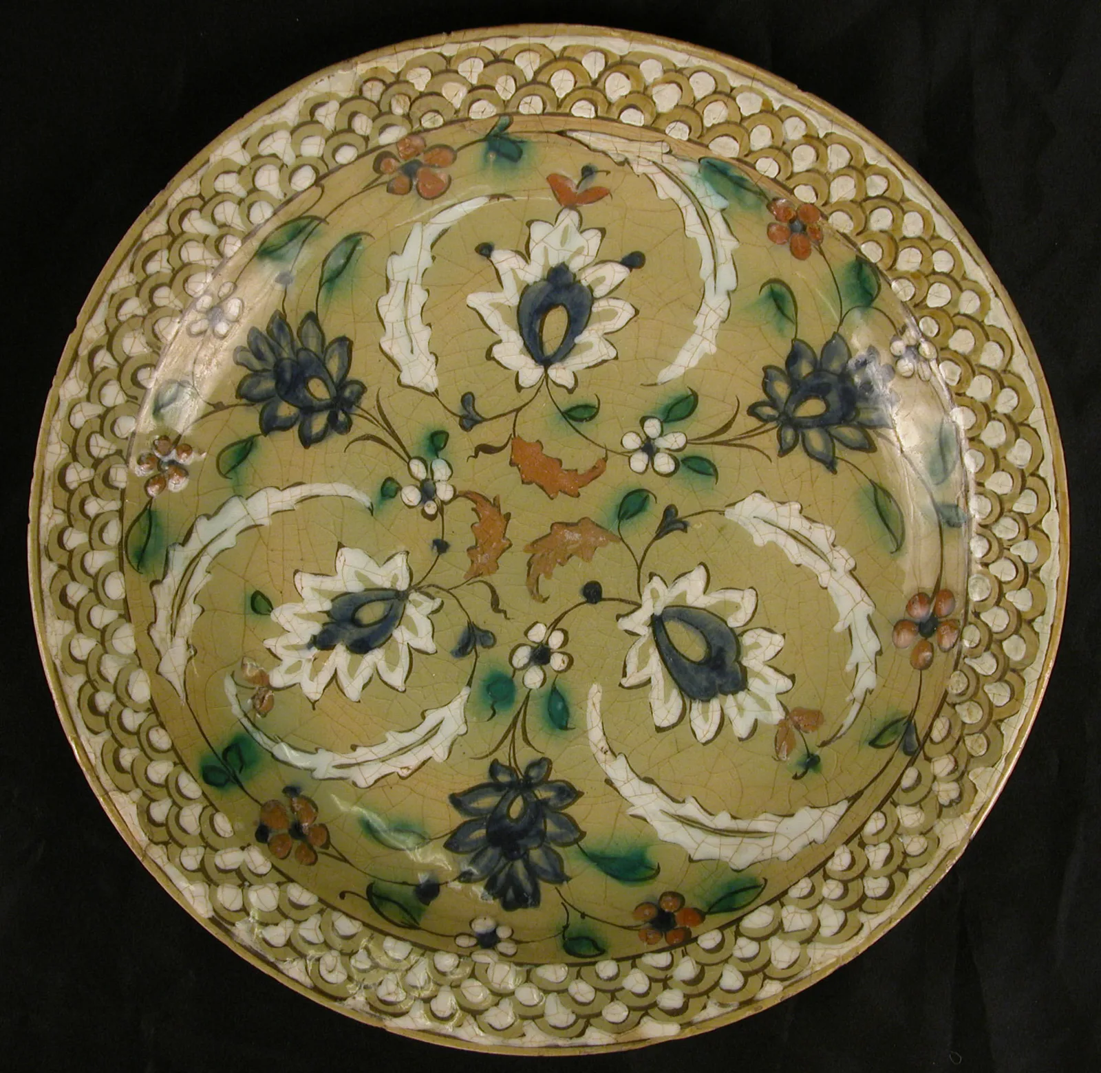 Dish with Floral Designs on an Olive Background — تصویر رکورد موزهٔ متروپولیتن (دسترسی آزاد)