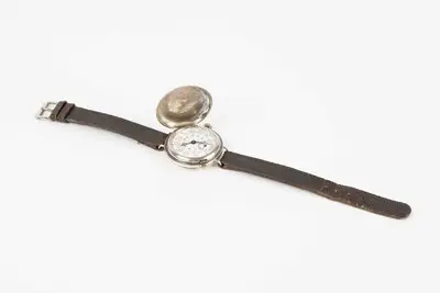 Armbanduhr mit Schutzdeckel, Frankreich, um 1920 — تصویر رکورد یوروپیانا