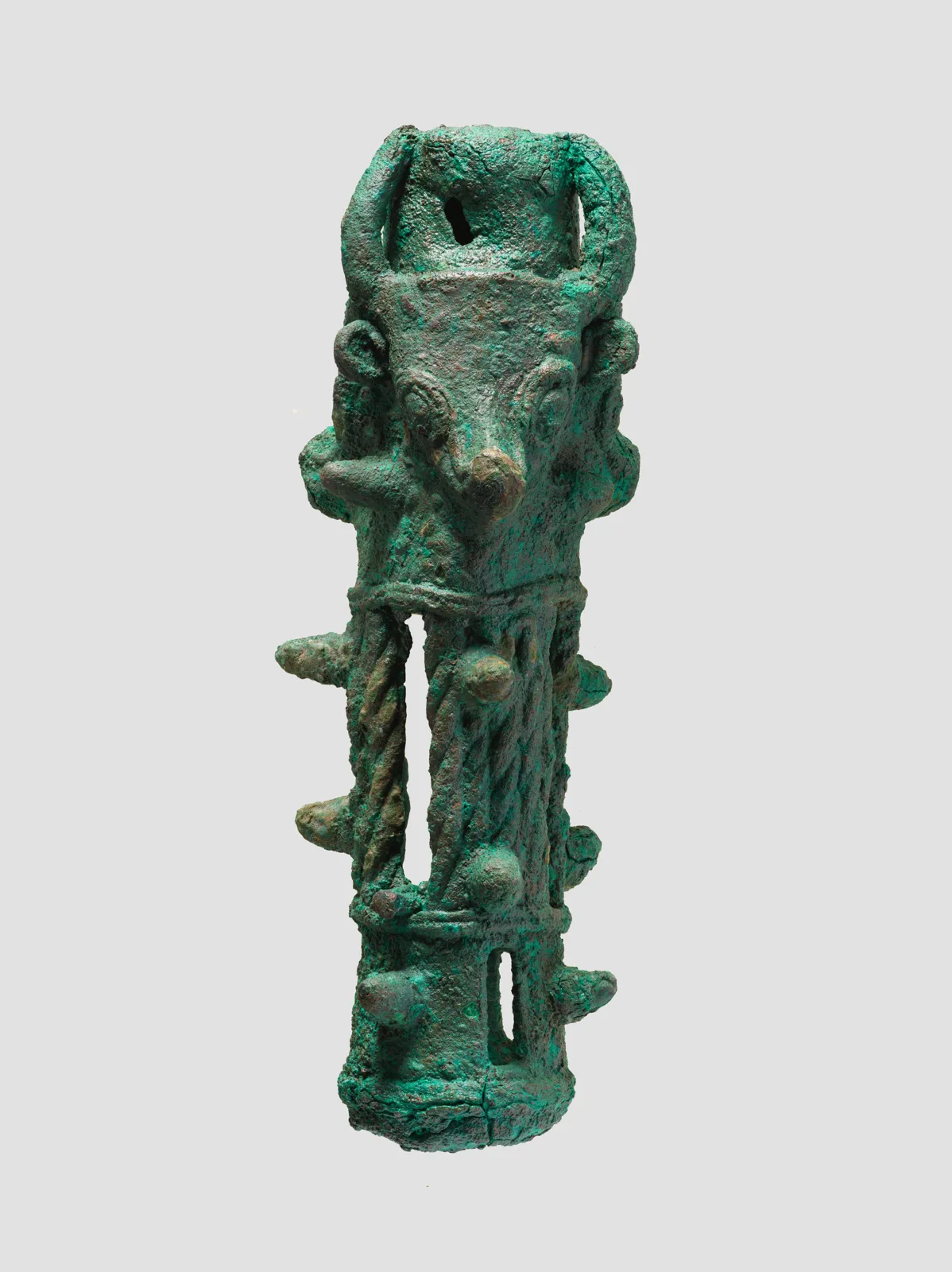 Mace heads in the form of triple bulls' heads — تصویر رکورد موزهٔ متروپولیتن (دسترسی آزاد)
