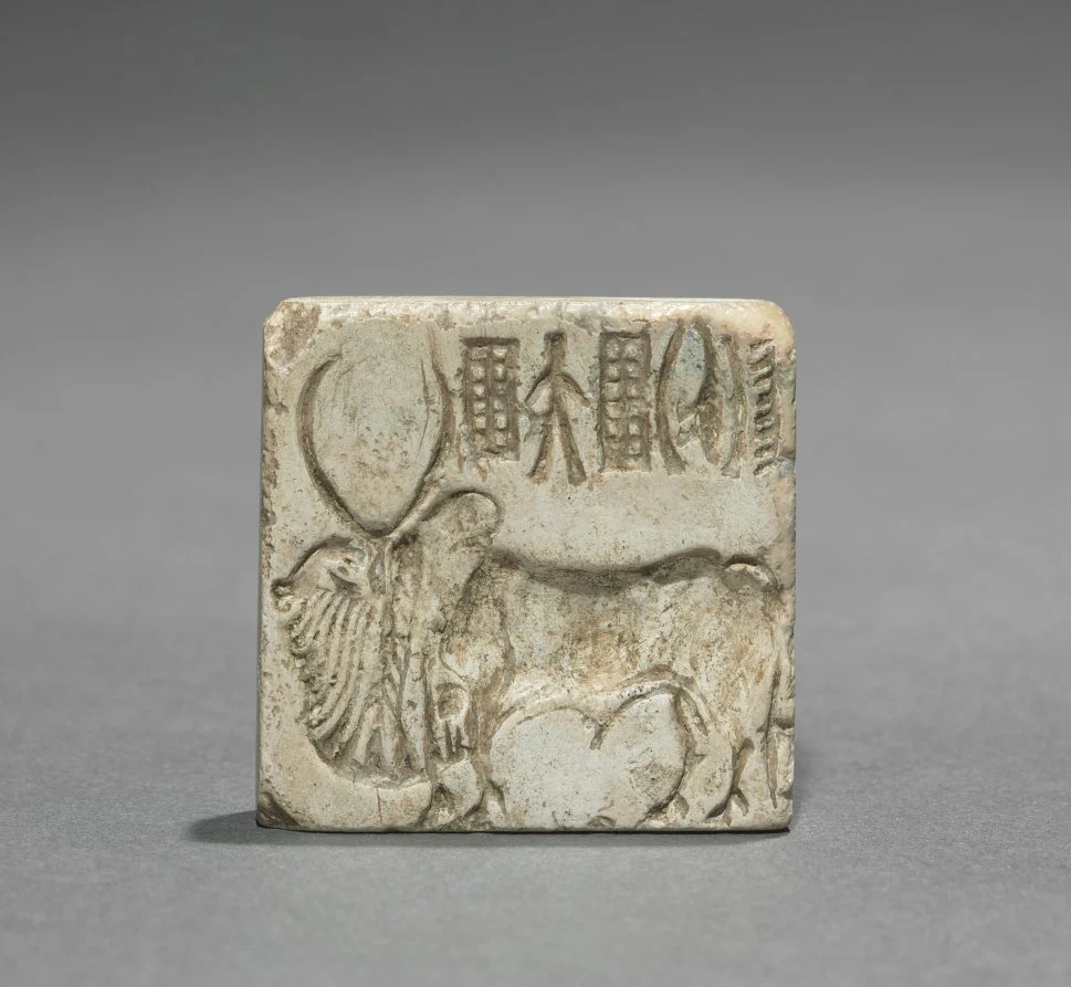 مهر دارای گاو دوشاخ و نوشته، درهٔ سند — رکورد 1973.160؛ استئاتیت، حدود 2000 BCE