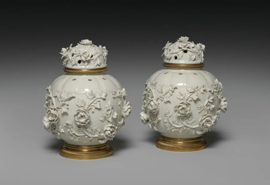 Pair of Potpourri Vases with Covers — تصویر رکورد موزهٔ هنر کلیولند (دسترسی آزاد)