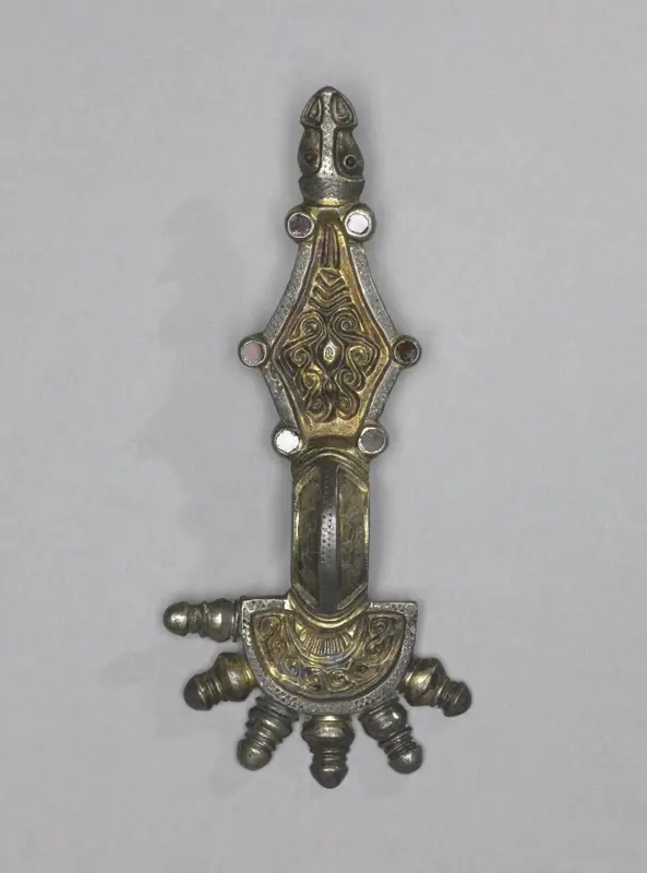 Fibula — تصویر رکورد موزهٔ هنر کلیولند (دسترسی آزاد)