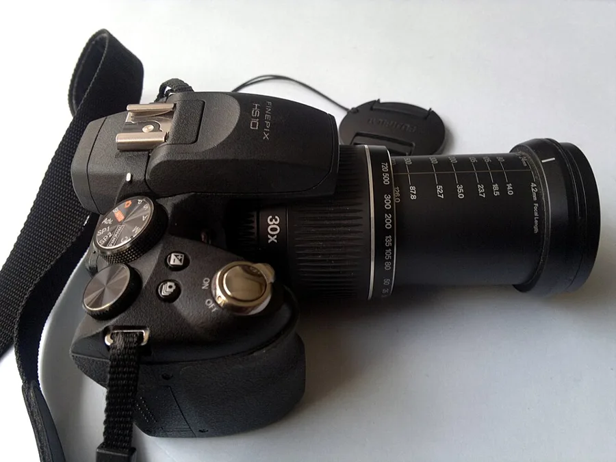 Fujifilm FinePix HS10 — تصویر رکورد ویکیداده