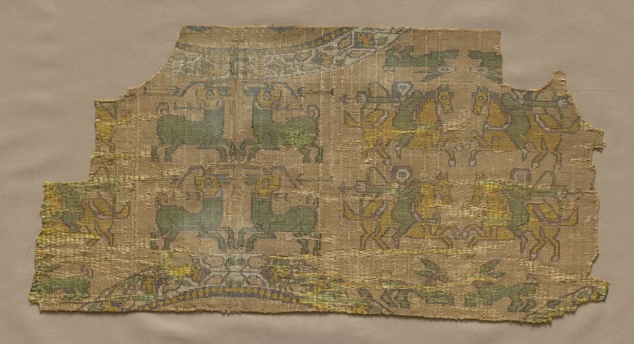 Samite fragment with hunters — تصویر رکورد موزهٔ هنر کلیولند (دسترسی آزاد)