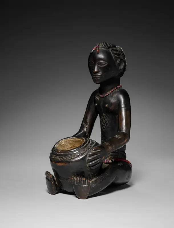 Female Bowl-Bearing Figure — تصویر رکورد موزهٔ هنر کلیولند (دسترسی آزاد) — شمارهٔ رکورد 2010.454.a