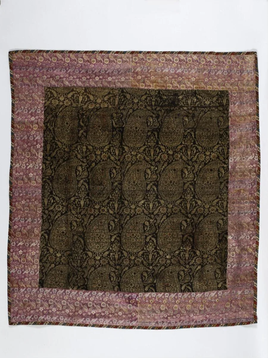 Bordered silk panel — تصویر رکورد موزهٔ ویکتوریا و آلبرت