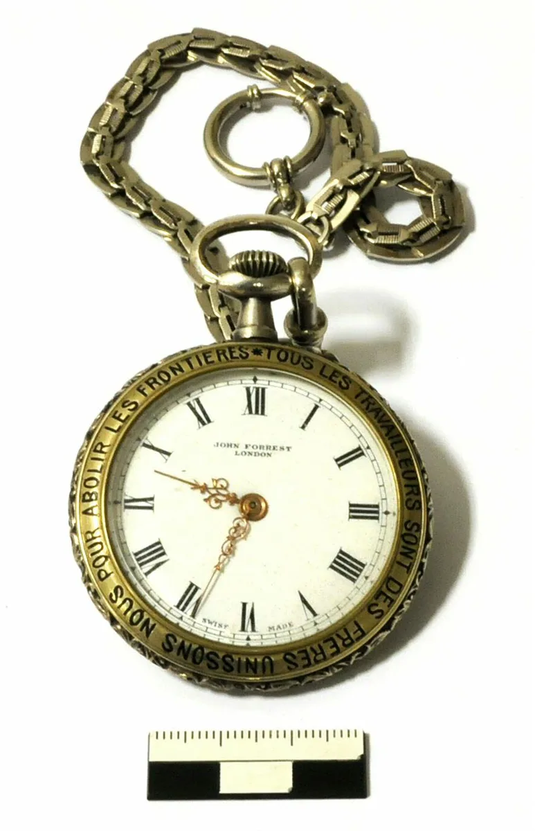 Taschenuhr mit Bergbaumotiv und französischer Umschrift — تصویر رکورد یوروپیانا