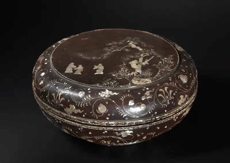 Cylindrical Box — تصویر رکورد موزهٔ هنر کلیولند (دسترسی آزاد)