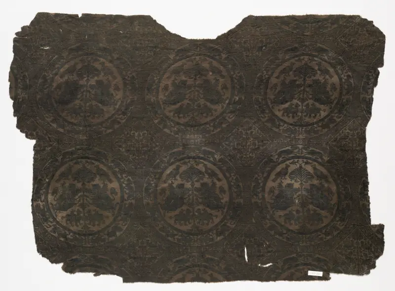 Fragment with lions and griffins in combat — تصویر رکورد موزهٔ هنر کلیولند (دسترسی آزاد)