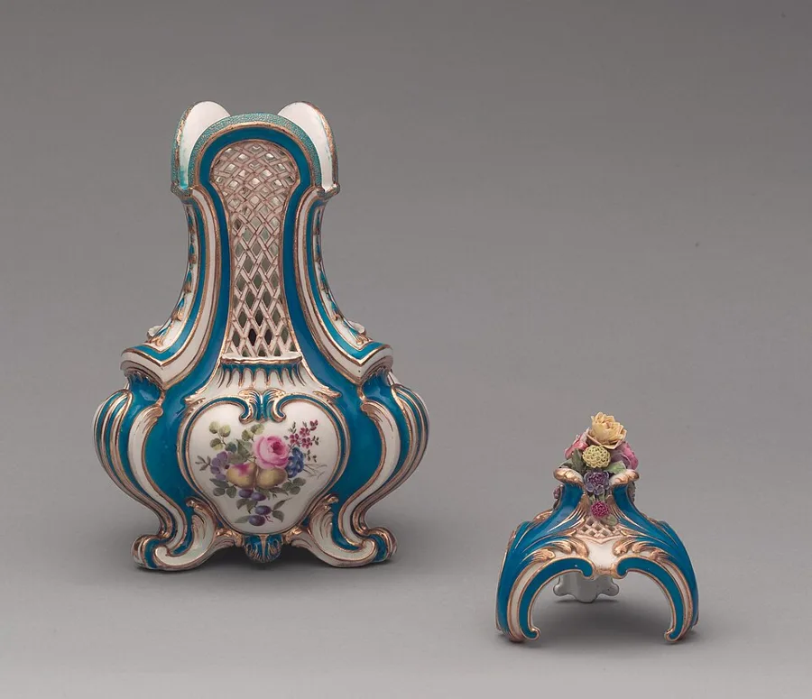 Vase with cover (vase pot-pourri triangle) (one of a pair) — تصویر رکورد ویکیداده