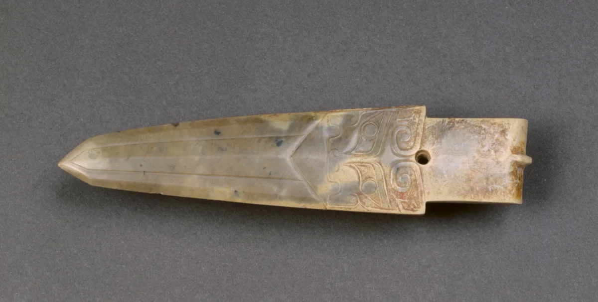 Ceremonial Dagger-Axe with Animal Masks (Ge) — تصویر رکورد موزهٔ هنر کلیولند (دسترسی آزاد)