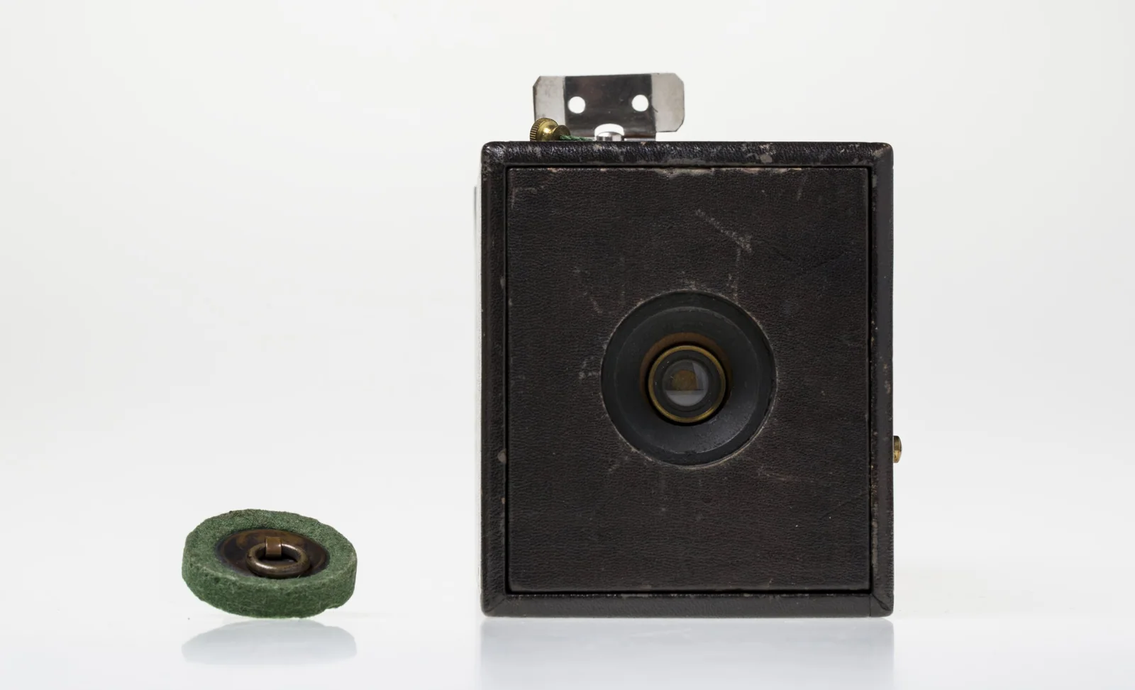 دوربین - Eastman Kodak Co.، مدل Kodak No. 1، ایالات متحده آمریکا، حدود ۱۸۸۹ — عکس رکورد موزههای ویکتوریا (استرالیا)