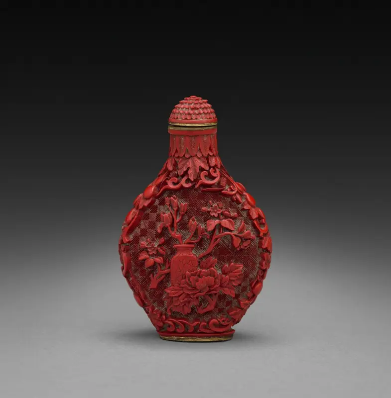 Snuff Bottle with Flowers — تصویر رکورد موزهٔ هنر کلیولند (دسترسی آزاد)