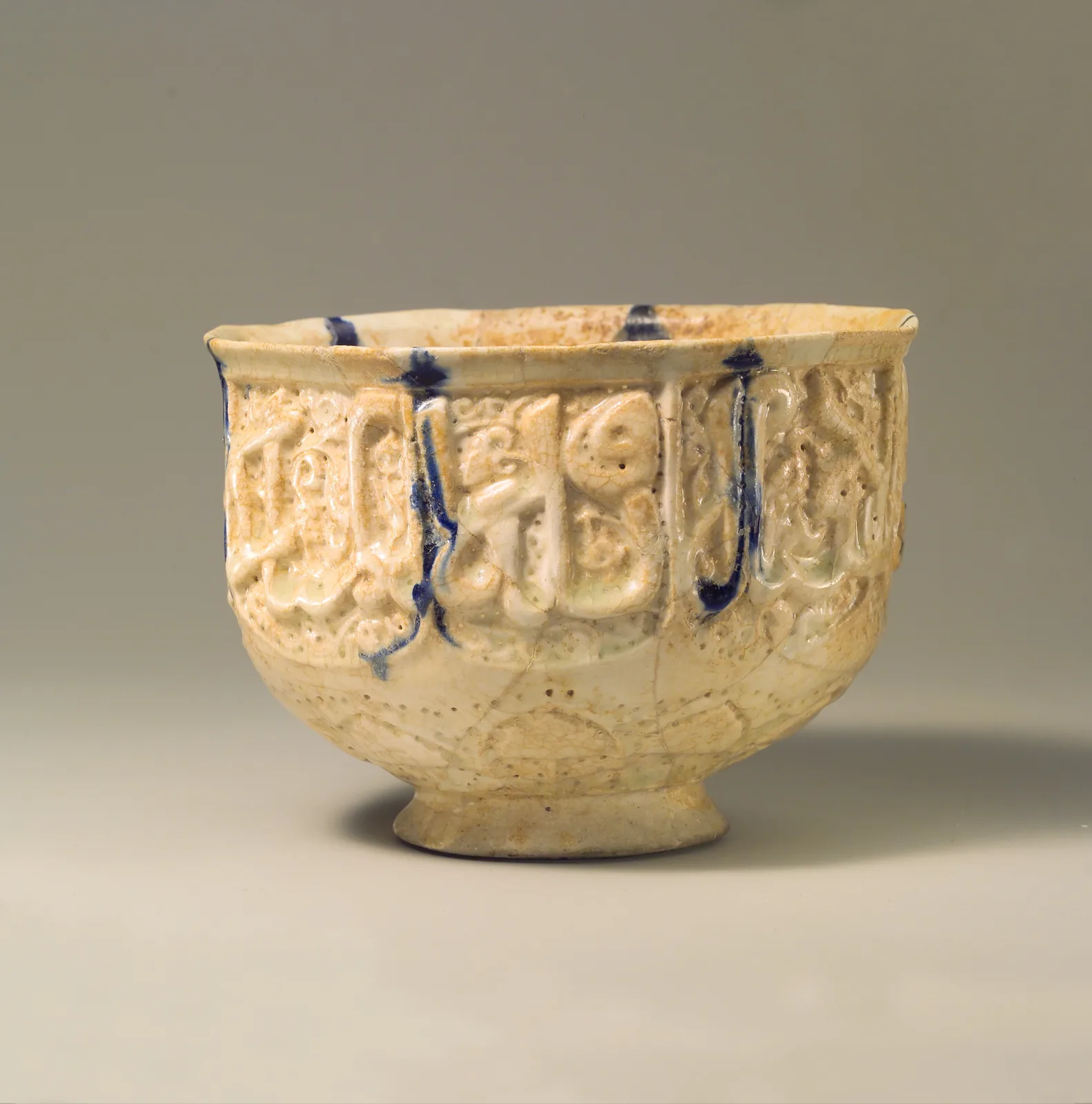 Pierced Bowl Signed by Hasan al-Qashani — تصویر رکورد موزهٔ متروپولیتن (دسترسی آزاد)