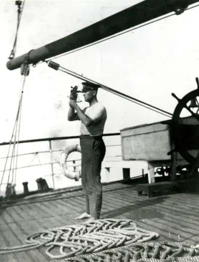 [kommendör Sjödahls egna ord om bilden, återgivna i fotobeskrivningen:] [---] "Världsomsegling 1928-1929. Stiltje. Trots skepparens flit vid sextant blev inte några mil per dygn." [---] — تصویر رکورد یوروپیانا
