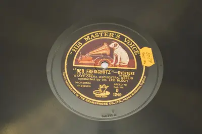 Discul este înregistrat la turația 78, pe ambele fețe, cu două părți din uvertura operei "Der Freischütz". "Der Freischütz" este o operă romantică în trei acte compusă în anul 1821 de Carl Maria von W — تصویر رکورد یوروپیانا