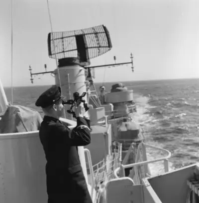Zonnetje schieten met een sextant a/b van de onderzeebootjager Hr.Ms. Utrecht (D 817), 1958. — تصویر رکورد یوروپیانا