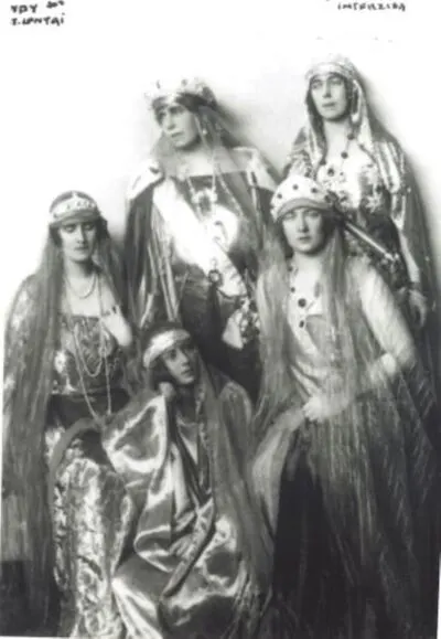 Regina Maria a României, alături de sora sa, Marea Ducesă Victoria Feodorovna, și de fiicele sale, Regina Elisabeta a Greciei, Regina Maria a Iugoslaviei, la Marea Încoronare de la Alba-Iulia, din 15  — تصویر رکورد یوروپیانا