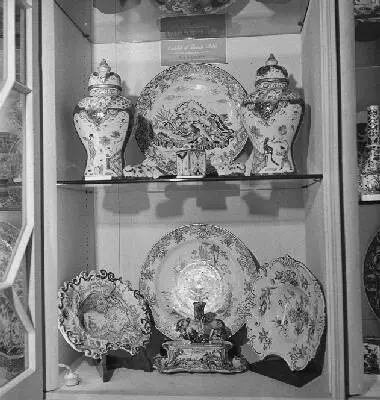 Delft Porcelain, loaned by mr. Vanderkar, exhibited at Netherlands House, Charles Street, London. Porcelain inkstand (1600) Tentoonstelling van Delfts aardewerk. Porseleinen inktstel (1600) — تصویر رکورد یوروپیانا