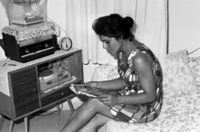 A typical room in the 1970's with the traditional tube radio and a vinile gramophone. — تصویر رکورد یوروپیانا