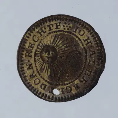 Tehnica: batere; Condițiile descoperirii: detecție metale; Muchia: netedă; Aversul: Legendă dispusă circular pe margine, între un cerc perlat interior și un cerc zimțat exterior. În centru, soare, ste — تصویر رکورد یوروپیانا