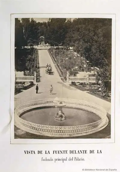 Vista de la fuente delante de la fachada principal del palacio. [Material gráfico] — تصویر رکورد یوروپیانا