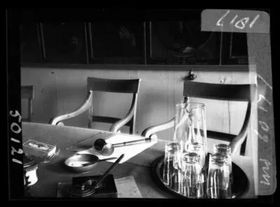 Desk with waterbottle, glasses, an inkwell with pen, salt container en gavel in the senate chamber of the Academy Building of Leiden University at the Rapenburg in Leiden — تصویر رکورد یوروپیانا