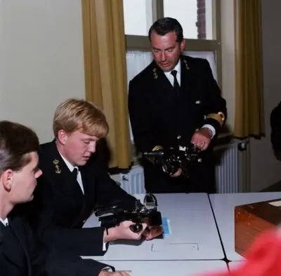 Persdag bij het Koninklijk Instituut voor de Marine (KIM) te Den Helder. Aspirant-reserve-officier (ARO) kroonprins Willem Alexander krijgt uitleg over een
          sextant. — تصویر رکورد یوروپیانا