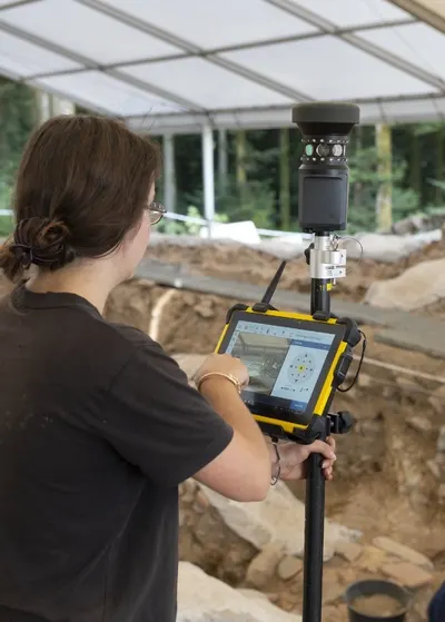 Archaeological survey using a total station (Bibracte oppidum, Mont Beuvray, Burgundy, France) — تصویر رکورد یوروپیانا