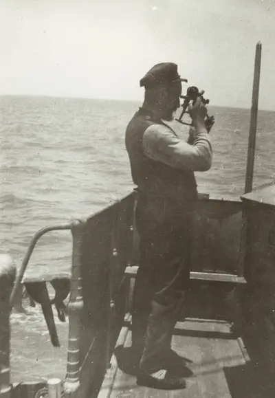 Fotografi från första svenska Antarktisexpeditionen 1901-1904. Motiv av man som mäter solhöjd för att bestämma geografisk position. — تصویر رکورد یوروپیانا