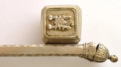 Călimară de brâu, cu un recipient pentru cerneală și un tub pentru pene (sau mai târziu pentru toc), realizată din argint turnat, cu o decorație simplă, de influență orientală, atât pe recipientul apr — تصویر رکورد یوروپیانا