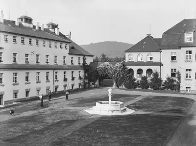 Coswig. Wettinstift, Friedewaldstraße 10. Hofansicht mit Brunnenanlage — تصویر رکورد یوروپیانا