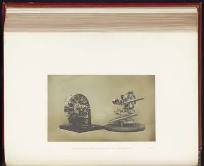 Elektromagnetisch apparaat en een theodoliet op de Great Exhibition of the Works of Industry of All Nations van 1851 in Londen — تصویر رکورد یوروپیانا