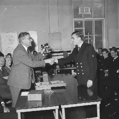 Burgemeester Thomassen van Rotterdam overhandigde sextant aan beste leerling zeevaartschool — تصویر رکورد یوروپیانا