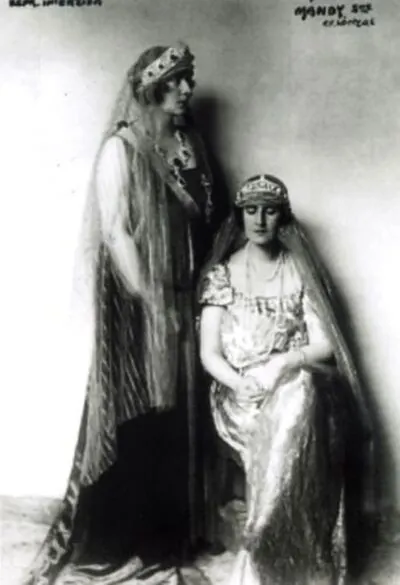 Reginele surori Elisabeta a Greciei și Maria (Mignon) a Iugoslaviei la Marea Încoronare de la Alba – Iulia din 15 octombrie 1922 — تصویر رکورد یوروپیانا