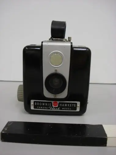 KODAK BROWNIE HAWKEYE FLASH MODEL CAMERA — تصویر رکورد یوروپیانا