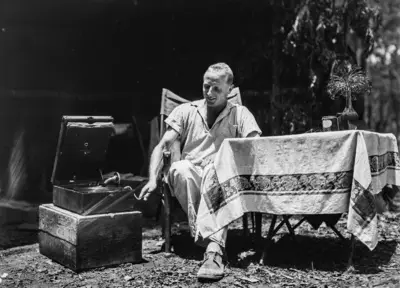 Ernst Ackermann mit Grammophon (Nordrhodesien-Aufenthalt 1930-1933 - Area 39) — تصویر رکورد یوروپیانا