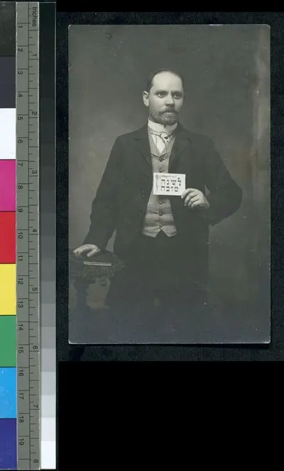 Studio portrait of an unidentified man holding a card that reads, âHappy New Year,â Vilna, Russia — تصویر رکورد یوروپیانا