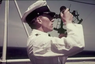 Bordleben. Offizier mit Sextant auf einem Passagierschiff — تصویر رکورد یوروپیانا