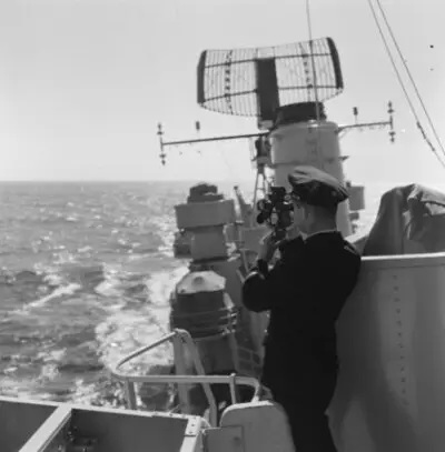 Zonnetje schieten met een sextant a/b van de onderzeebootjager Hr.Ms. Utrecht (D 817), 1958. — تصویر رکورد یوروپیانا