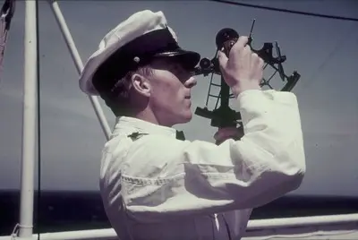 Bordleben. Offizier mit Sextant auf einem Passagierschiff — تصویر رکورد یوروپیانا