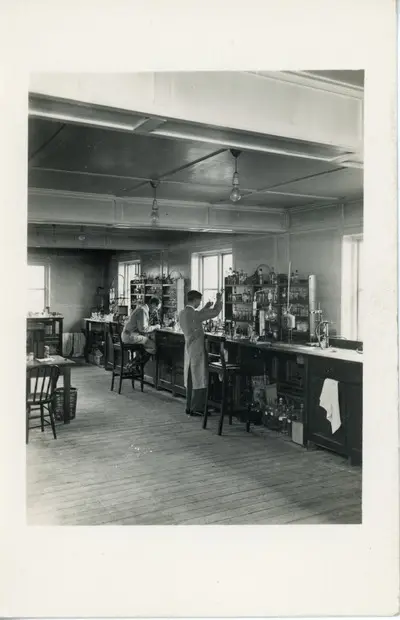 Male employees working in the Aintree laboratory — تصویر رکورد یوروپیانا