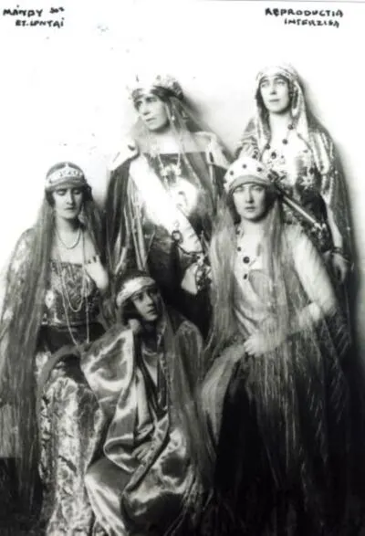 Regina Maria a României, alături de sora sa, Marea Ducesă Victoria Feodorovna a Rusiei, și de fiicele sale, Regina Elisabeta a Greciei, Regina Maria a Iugoslaviei și Principesa Ileana, la Marea Încoro — تصویر رکورد یوروپیانا