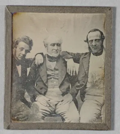 A group of three men in a relaxed pose; John  Benjamin Dancer, William Crawford Williamson and Edward William Binney. 
Dancer was a celebrated Manchester optician, photographer and instrument maker; a — تصویر رکورد یوروپیانا