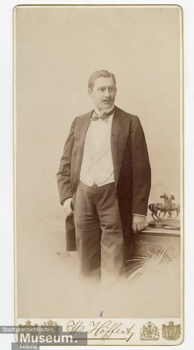Portrait photography, raised on cardboard with gold cut; knee portrait of Horst Schöttler — تصویر رکورد یوروپیانا