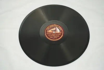Discul este înregistrat la turația 78, pe ambele fețe, cu fragmente din " Unfinished Symphony" ( Simfonia Neterminată) în B Minor compusă de Franz Schubert în anul 1822 și rămasă neterminată. Este cun — تصویر رکورد یوروپیانا