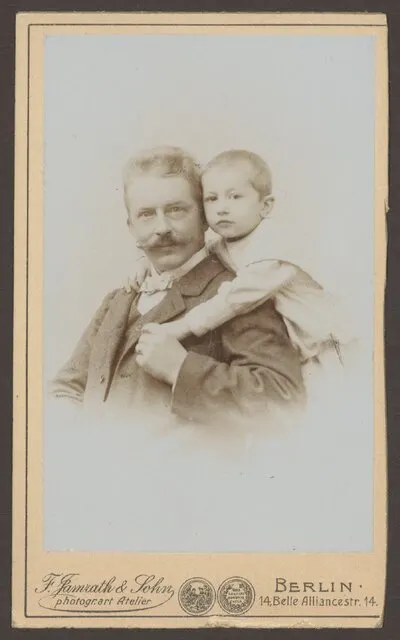 Ansichtskarte Vater und Kind, Fotoatelier „F. Jamrath & Sohn", Mehringdamm — تصویر رکورد یوروپیانا