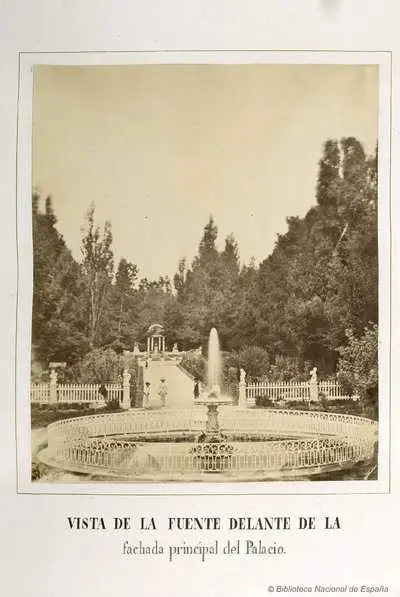 Vista de la fuente delante de la fachada principal del palacio. [Material gráfico] — تصویر رکورد یوروپیانا