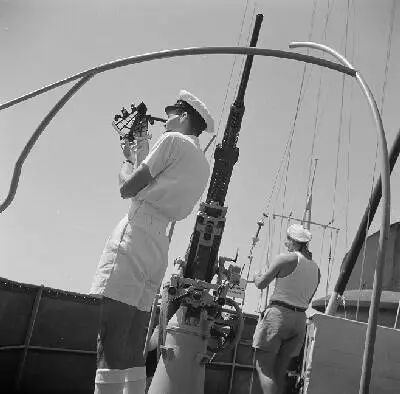 Een officier met sextant op Hr. Ms. Van Speijk — تصویر رکورد یوروپیانا